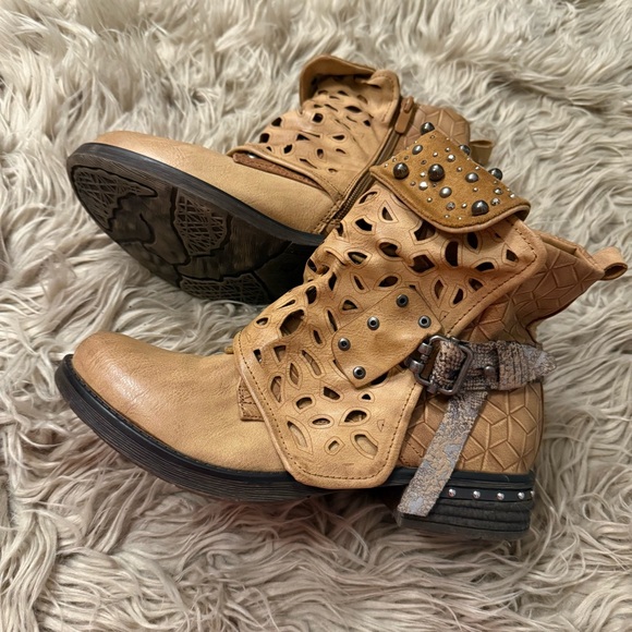 Stylish Tan Ankle Boots - Picture 1 of 10